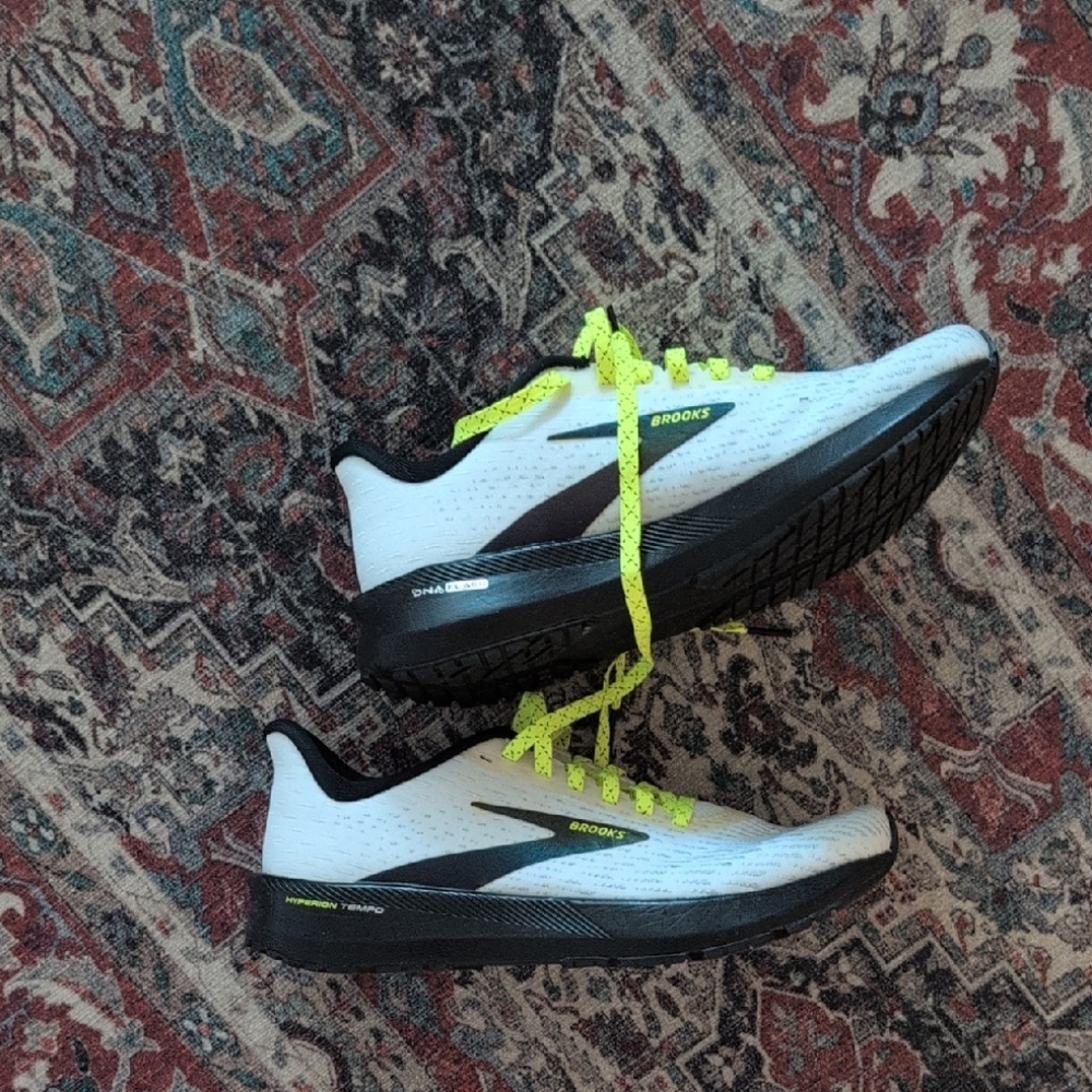 Brooks White and Black Athletic Shoes Sleek Design